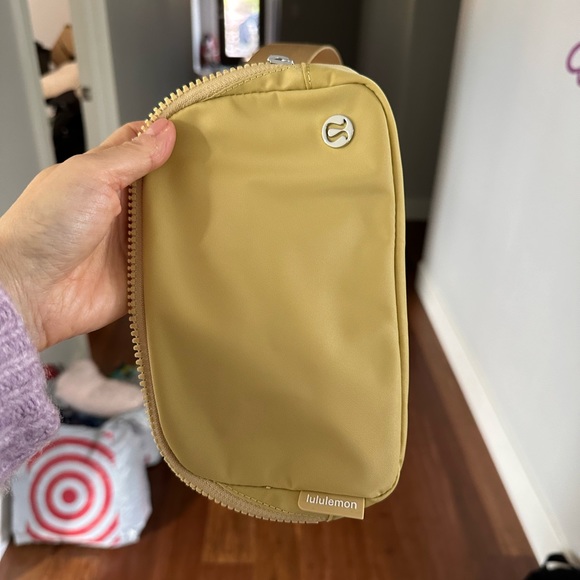 Lululemon NWT everywhere belt bag golden sand - Picture 3 of 6